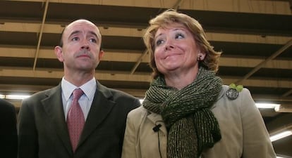 Manuel Lamela, con la expresidenta regional Esperanza Aguirre, en 2008.