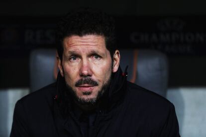 Diego Simeone, en el banquillo, antes del partido.