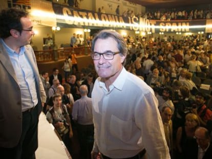 Artur Mas y Josep Rull, coordinador del partido, en el acto del sábado en Molins de Rei.