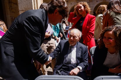 El presidente de la Generalitat, Salvador Illa (izquierda), saluda al expresidente Jordi Pujol.