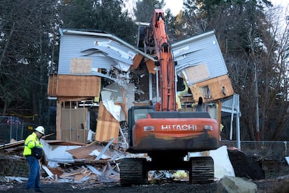 La maquinaria pesada destruye la casa donde cuatro estudiantes de la Universidad de Idaho fueron asesinadas en 2022.