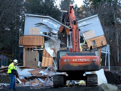 La maquinaria pesada destruye la casa donde cuatro estudiantes de la Universidad de Idaho fueron asesinadas en 2022.