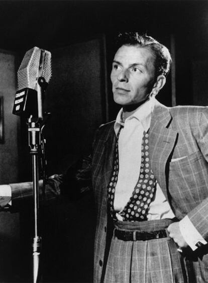 Frank Sinatra en unos estudios de grabación.