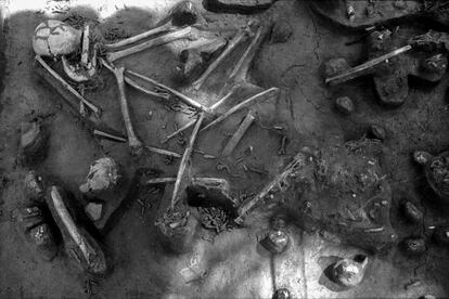 Huesos en el suelo dentro del Centro Genocidal Choeung Ek, un monumento a los dos millones de personas que murieron durante el periodo de los jemeres rojos. Vichuta Ly, de 54 años, perdió a 30 miembros de su familia.