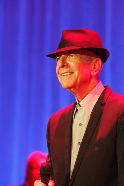 Dicen que Leonard Cohen se pasó cinco años de su vida viviendo como monje en un monasterio budista. Y dicen que sólo le sacó de ese retiro un desfalco de su asesora financiera, que le estafó cinco millones de dólares y le obligó a echarse otra vez a la carretera en 2009.