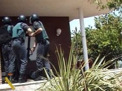 La policía entra en un chalé durante la Operación Mármol Rojo, también el pasado junio.
