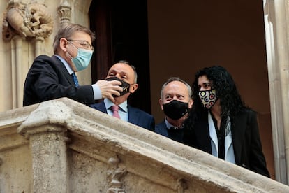 El presidente de la Generalitat, Ximo Puig, junto al presidente de la CEV, Salvador Navarro, el secretario general de UGT-PV, Ismael Navarro, y la secretaria general de CCOO PV, Ana García, antes de presentar el plan Reactiva en el Palau dela Generalitat.