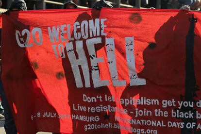 Manifestantes portan una pancarta donde se puede leer 'Welcome to Hell' (Bienvenido al Infierno) durante la manifestación en contra del G20.