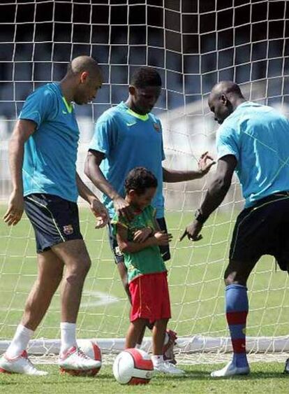 Henry, Eto'o y Thuram, durante un entrenamiento de la pretemporada