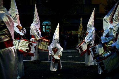 Nazarenos participan en la procesión del Nazareno de Bilbao, el 26 de marzo.