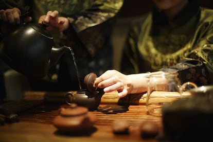 El Pu’er es un oscuro té fermentado de delicado sabor que dicen es digestivo y ayuda a perder peso. La mujeres de Yunnan echan el agua caliente en una tetera de barro donde se prepara la infusión antes de servirla en una jarra de cristal.