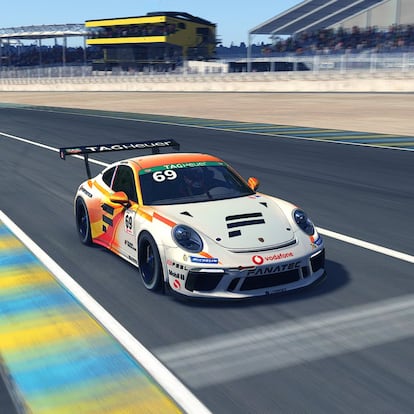 La temporada de la Porsche TAG Heuer Esports Supercup arranca este sábado 2 de mayo. Un total de 40 pilotos de simulador de primer nivel pelearán con sus Porsche 911 GT3 Cup virtuales de 485 caballos de potencia.
En la parrilla de salida de la Porsche TAG Heuer Esports Supercup estarán el ganador absoluto del pasado año Joshua Rogers (Australia/VRS Coanda Simsport) y el piloto de Fórmula 1 Max Verstappen (Holanda/Team Redline Fanatec). El circuito holandés de Zandvoort será el escenario del primer evento doble en este calendario de 2020.
Los aficionados podrán seguir el evento inaugural de la temporada el sábado en el canal oficial de Porsche en YouTube. iRacing también retransmitirá las carreras en directo en las plataformas de vídeo de YouTube y Twitch.