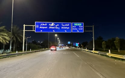 La carretera hacia el aeropuerto de Bagdad, vacía tras el cierre del espacio aéreo, este domingo.