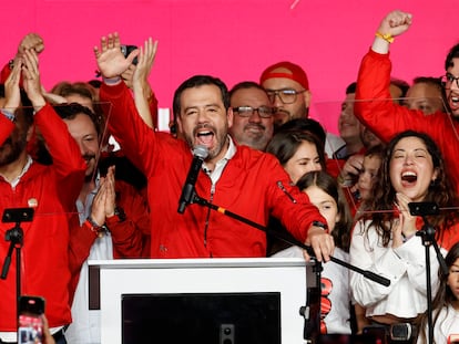 Carlos Fernando Galán celebra el resultado electoral en Bogotá, el 29 de octubre de 2023.