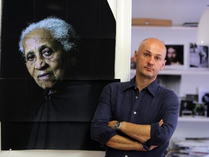 El fotógrafo Pierre Gonnord, junto a uno de sus retratos, en su estudio en Madrid, en 2008.