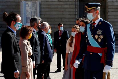 Encuentro entre la familia real y Pablo Iglesias durante los actos del 12 de Octubre. / AFP