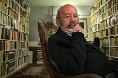 Caballero Bonald, fotografiado en su biblioteca en 2008.