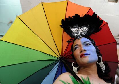 TOPSHOT - Members of the LGBT community participate in Nepal's Gay Pride parade in Kathmandu on August 19, 2016. 
Scores of gays, lesbians, transvestites and transsexuals from across the country took part in the rally to spread their campaign for sexual rights in the country. / AFP PHOTO / PRAKASH MATHEMA