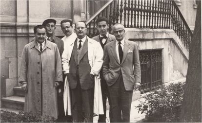José Luis Arteta, primero por la izquierda, junto a otros médicos del departamento de anatomía patológica del Hospital Provincial de Madrid.