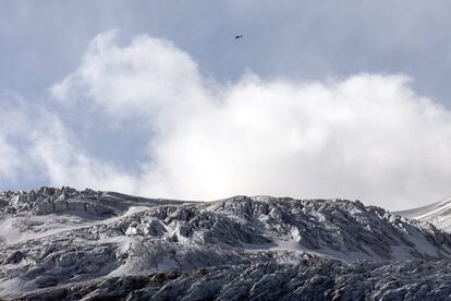 Un helicóptero realiza labores de búsqueda en el paso de Susten, cerca de Innertkirchen (Suiza). Un avión de combate F/A-18 desapareció cerca de Susten, en el centro de Suiza mientras realizaba unas maniobras de entrenamiento.