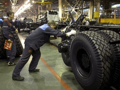 Dos obreros montan un camión en la fábrica MAZ de Minsk.