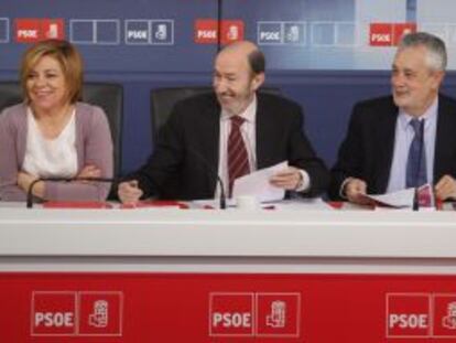 Valenciano, Rubalcaba y Griñán, presiden la Ejecutiva del PSOE.