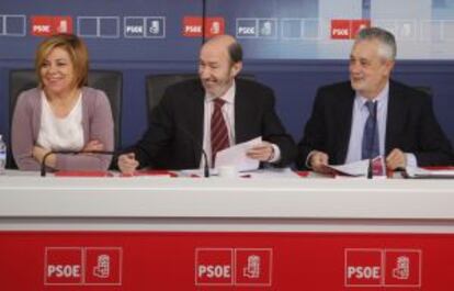 Valenciano, Rubalcaba y Griñán, presiden la Ejecutiva del PSOE.