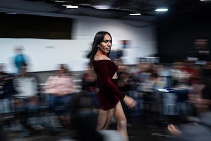 Una mujer trans desfila en un auditorio de la cárcel La Modelo.