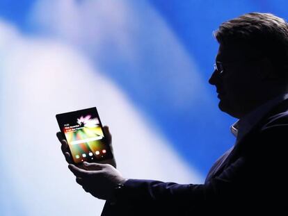 Justin Denison, vicepresidente de Samsung Electronics, muestra el primer móvil de la marca de pantalla plegable.