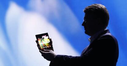 Justin Denison, vicepresidente de Samsung Electronics, muestra el primer móvil de la marca de pantalla plegable.
