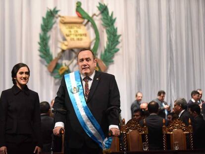 El presidente de Guatemala, Alejandro Giammattei y su hija, durante la toma de posesión.