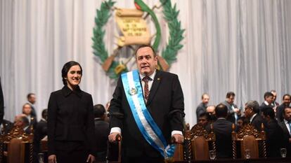 El presidente de Guatemala, Alejandro Giammattei y su hija, durante la toma de posesión.