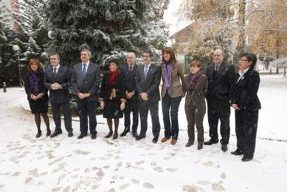 El <b><i>lehendakari</b></i> (quinto por la derecha), ayer con su Gobierno en los jardines de Ajuria Enea tras leer la declaración del Día del Euskera.