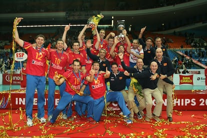 La selección de voleibol celebra el título del Europeo de 2007, en Moscú.