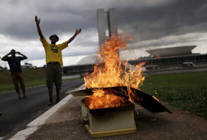 Manifestantes anti-Dilma queimam um caixão durante o protesto em Brasília, em frente ao Congresso Nacional.