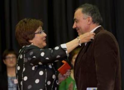 La presidenta de la Asociación de Vecinos de Beade, Conchi Alvarez, impone la "Cereza de Oro" al Fiscal Superior de Galicia Carlos Varela, por su defensa de los afectados por las participaciones preferentes.