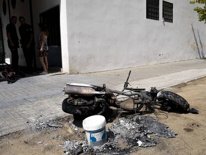 Moto calcinada tras el incendio de dos edificios en el barrio de la La Corza, en Sevilla. 