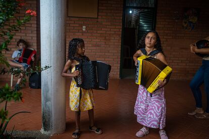 Niñas practican en la academia donde se han formado algunos de los acordeones mas importantes de Colombia.