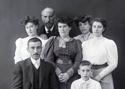 Una fotografía del Legado Cajal muestra al científico con su familia en Madrid en 1905.