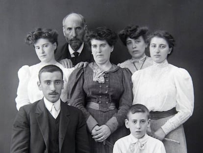 Una fotografía del Legado Cajal muestra al científico con su familia en Madrid en 1905.
