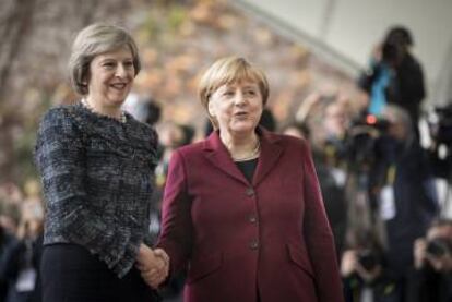 La canciller alemana, Angela Merkel, recibe a la primera ministra británica, Theresa May.