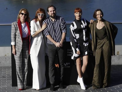 Desde la izquierda, Eva Llorach, Natalia de Molina, Carlos Vermut, Najwa Nimri y Carme Elías, en la presentación de 'Quién te cantará'.