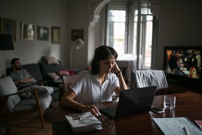 Laura Adami prepara su tesis en el comedor de su piso compartido