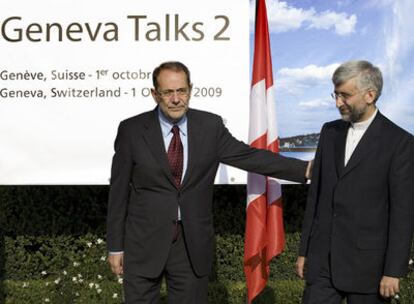 El  negociador iraní Said Yalilik es recibido por  Javier Solana a su llegada a la reunión de Ginebra.