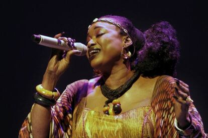 Oumu Sangaré, en plena actuación en La Mar de Músicas.