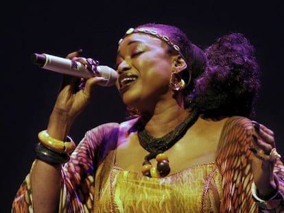 Oumu Sangar&eacute;, en plena actuaci&oacute;n en La Mar de M&uacute;sicas.