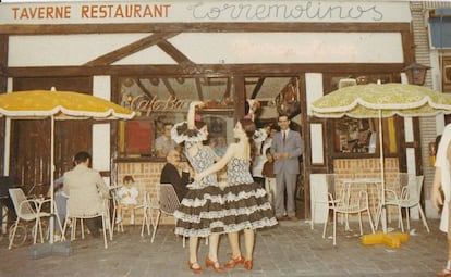 Hermanas las Manchitas, delante del restaurante Torremolinos de Bruselas.