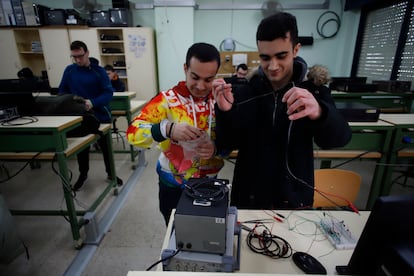 Estudiantes del ciclo superior de Sistemas de telecomunicaciones e informática, en el instituto Albert Einstein.