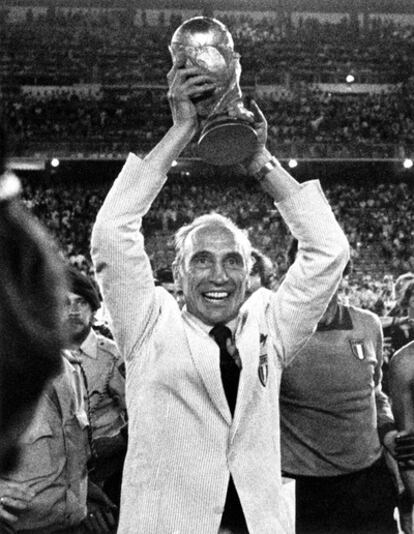 El seleccionador italiano, Enzo Bearzot, levanta la copa del Mundo tras la final celebrada en el estadio Santiago Bernabeu.