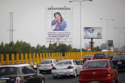 Cartel con la imagen de la niña Paulette Gebara Farah, en una calle de México.